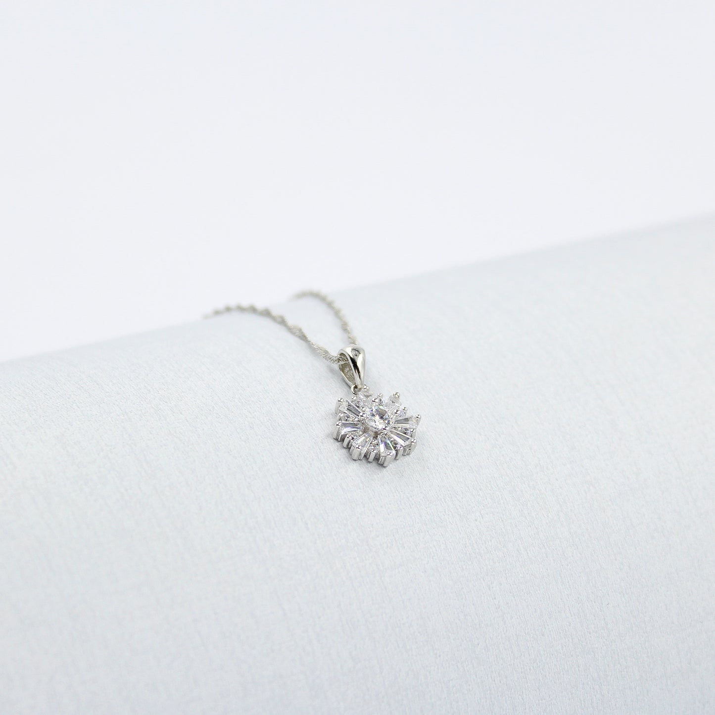 Key / Flower - 925 Sterling Silver Cubic Zirconia Flower Minimalist Necklace TE87